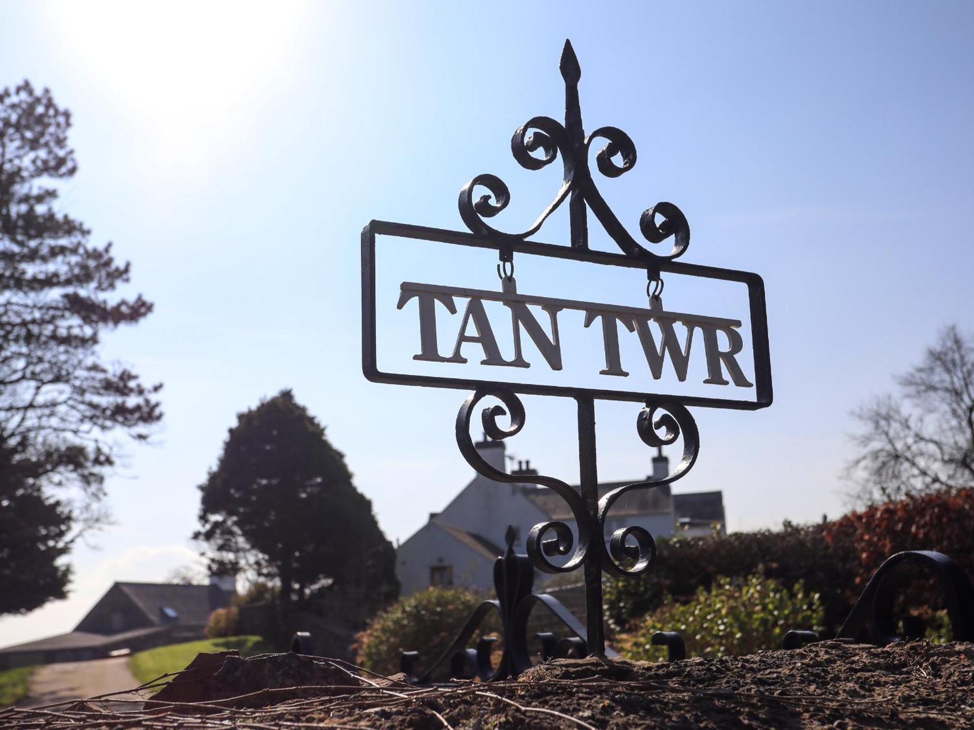 Tan Twr Farm Cottage Dwyran ภายนอก รูปภาพ